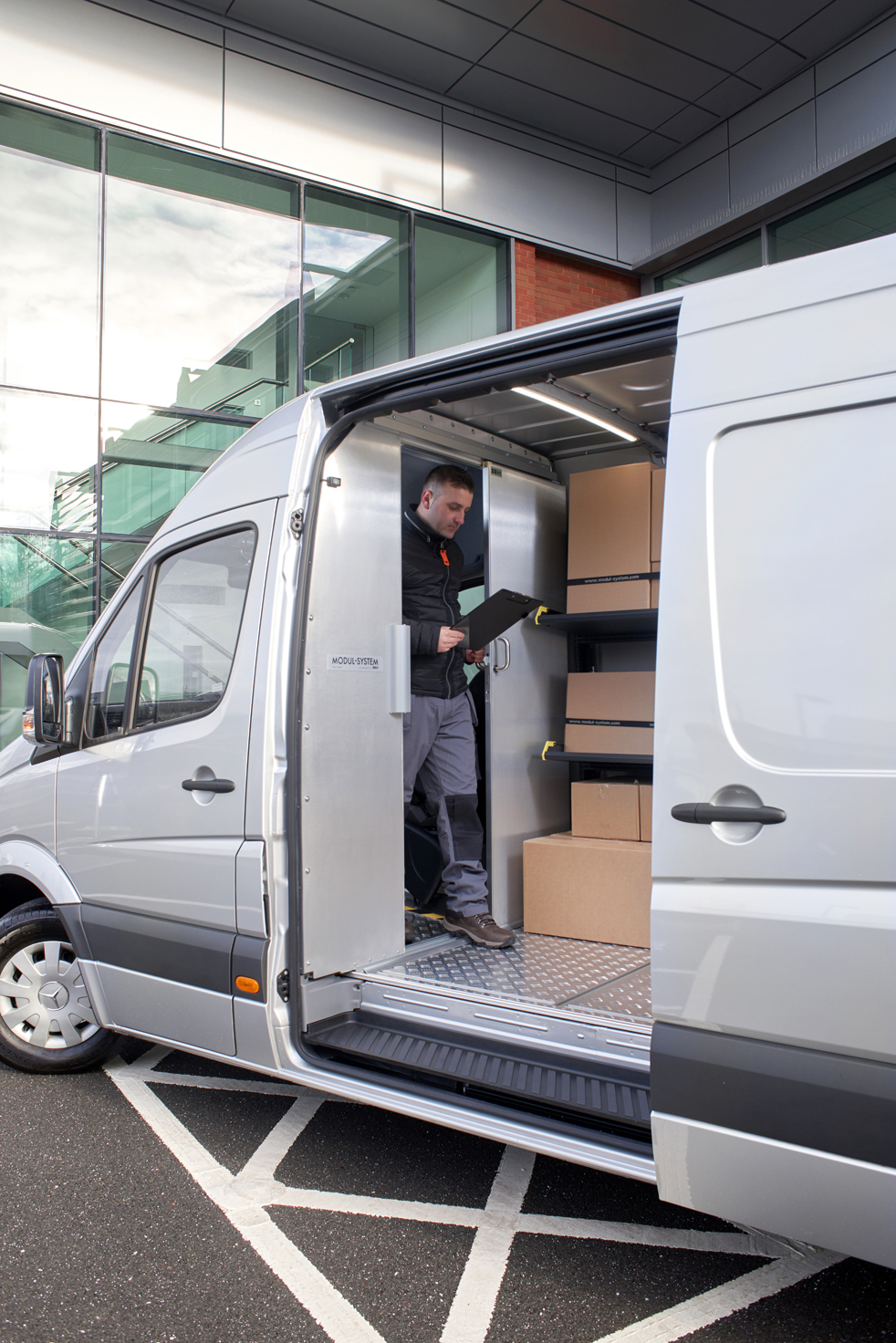 Ford Transit ist mit einem Modul-Express-Regal für Lieferwagen ausgestattet