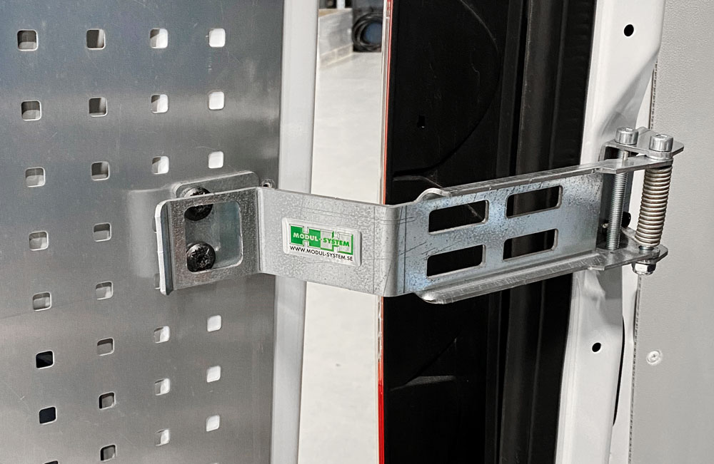 Nous présentons de nouvelles charnières d'arrêt de porte intelligentes pour les portes arrière de Mercedes Sprinter